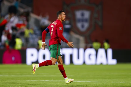Cú đúp bàn thắng vào lưới Ireland giúp Ronaldo trở thành tay săn bàn vĩ đại nhất ở cấp độ đội tuyển quốc gia trong lịch sử bóng đá thế giới. (Ảnh: Liên đoàn Bóng đá Bồ Đào Nha)