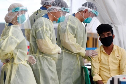 Nhân viên y tế chuẩn bị lấy mẫu xét nghiệm Covid-19 của lao động nhập cư tại Singapore, ngày 15/5/2020. (Ảnh: Reuters)