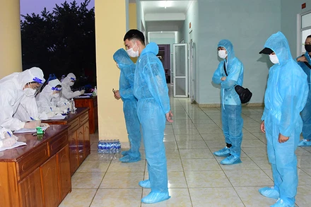 Cán bộ tại khu cách ly lấy thông tin của công dân về từ Nhật Bản.