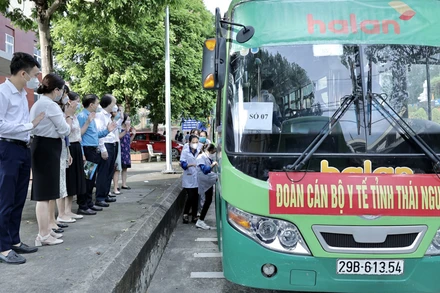 Đoàn lên đường hỗ trợ Hà Nội chống dịch.