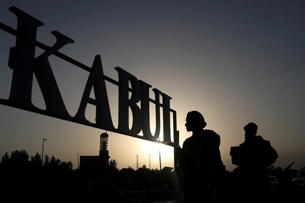 Các tay súng Taliban đứng gác tại sân bay quốc tế Kabul, Afghanistan, ngày 9/9/2021. (Ảnh: WANA/Reuters)