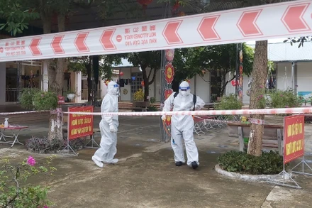 Phun khử khuẩn khu cách ly tập trung tại huyện Phù Yên.