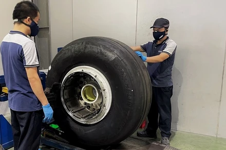 Các kỹ sư VSTEA bảo dưỡng một chiếc lốp chính của tàu bay Airbus A350. (Ảnh: Vietnam Airlines)