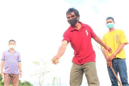 Phòng Cảnh sát hình sự, Công an tỉnh Đắk Lắk đưa các đối tượng đến hiện trường để thực nghiệm lại việc đánh chết người.