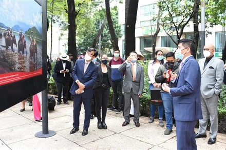 Đại sứ Việt Nam tại Mexico Nguyễn Hoành Năm giới thiệu với quan khách và người dân sở tại về thiên nhiên, con người Việt Nam, ngày 7/9/2021. (Ảnh: TTXVN)