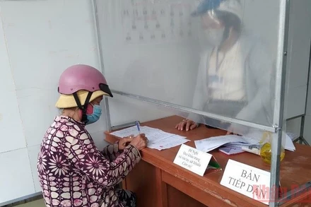 Một cụ già bán vé số nhận hỗ trợ tại phường Mỹ Xuyên, thành phố Long Xuyên.