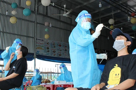 Xét nghiệm diện rộng tách F0 trên địa bàn TP Thuận An, tỉnh Bình Dương.