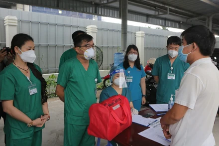 Các NVYT tại Trung tâm xúc động khi trao trả "kỷ vật" cho người thân đã tử vong do covid-19. (Ảnh: Bệnh viện Bạch Mai cung cấp)