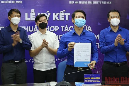 Đồng chí Nguyễn Ngọc Lương, Bí thư Trung ương Đoàn, Chủ tịch Hội Liên hiệp Thanh niên Việt Nam (thứ 2 từ phải sang) thực hiện nghi lễ ký kết thỏa thuận theo phương thức trực tuyến. 
