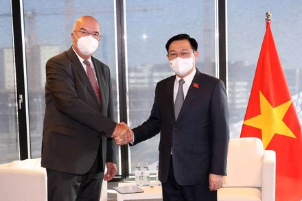 Chủ tịch Quốc hội Vương Đình Huệ tiếp lãnh đạo Trường đại học IMC Krem. (Ảnh: DOÃN TẤN/TTXVN)