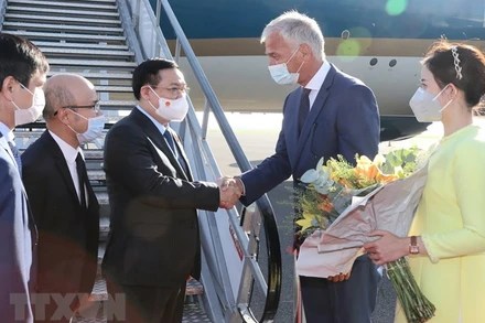 Lễ đón Chủ tịch Quốc hội Vương Đình Huệ tại sân bay quân sự Melsbroek, thủ đô Brussels. (Ảnh: TTXVN)