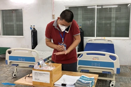 Bác sĩ trực tại trạm y tế lưu động luôn cấp tập hỗ trợ người dân. (Ảnh: Bộ Y tế)