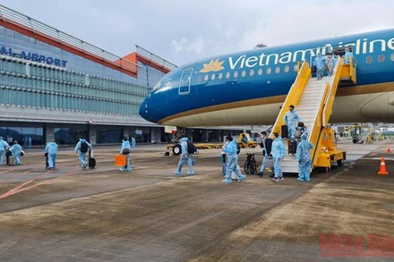 Các công dân có hộ chiếu vaccine tại châu Âu đã hạ cánh an toàn xuống sân bay Vân Đồn (Quảng Ninh).