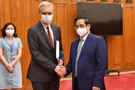 Thủ tướng Phạm Minh Chính tiếp Đại sứ Pháp tại Việt Nam Nicolas Warnery. (Ảnh: Trần Hải)