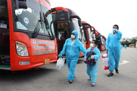 Sáng 4/9, các công dân tỉnh Vĩnh Long được trang bị bảo hộ y tế, xét nghiệm Covid-19 trước khi lên xe về địa phương.