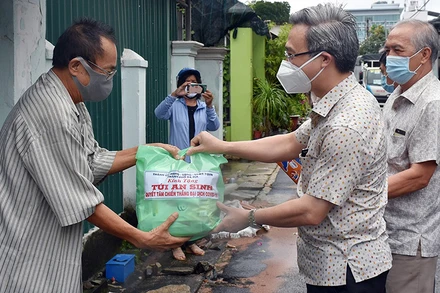 Bí thư Thành ủy Bà Rịa Đặng Minh Thông trao “túi an sinh” cho gia đình chính sách trên địa bàn thành phố.