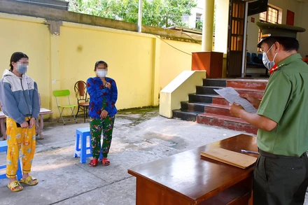 Đối tượng Dương Việt T., (bìa trái) và mẹ ruột tại buổi làm việc với Công an TP Bạc Liêu. (Ảnh Trọng Nguyễn)