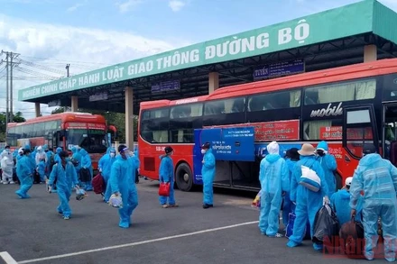 Người dân Phú Yên về quê tại bến xe Xuyên Mộc, tỉnh Bà Rịa – Vũng Tàu chiều 23/9.