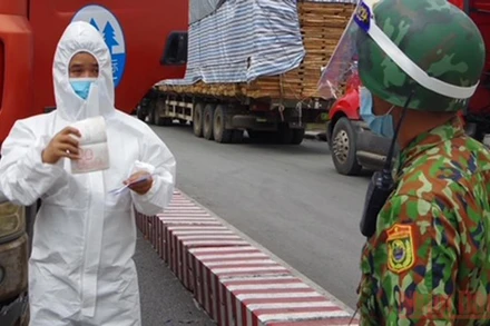 Cán bộ chiến sĩ Trạm kiểm soát biên phòng cửa khẩu quốc tế, kiểm tra giấy chứng nhận kết quả xét nghiệm Covid-19.