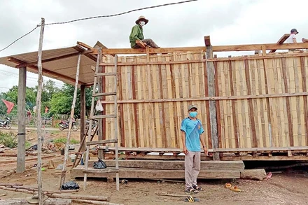 Lực lượng chức năng hỗ trợ người dân xã Chư Krêy, huyện Kông Chro sửa chữa nhà ở bị tốc mái.