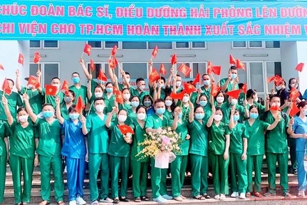 Đoàn cán bộ y tế TP Hải Phòng lên đường chi viện TP Hồ Chí Minh chống dịch ngày 12/9.