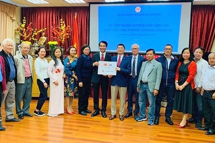 Lễ tiếp nhận đóng góp của cộng đồng người Việt Nam trên toàn Slovakia ủng hộ Quỹ Vaccine phòng chống Covid-19. (Ảnh: Đại sứ quán Việt Nam tại Slovakia).