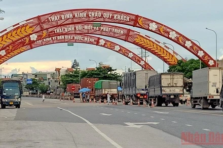 Ùn ứ cục bộ tại 1 số thời điểm ở chốt kiểm dịch cầu Tân Đệ (tỉnh Thái Bình) khi siết chặt kiểm soát người, phương tiện vào địa bàn.