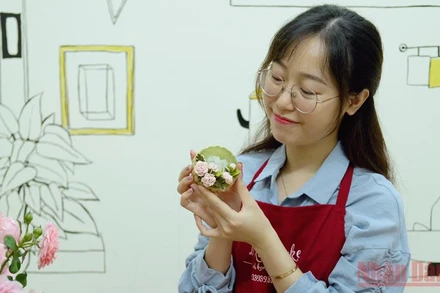 Thùy Dương và chiếc bánh trung thu được trang trí khéo léo như một tác phẩm hội họa.