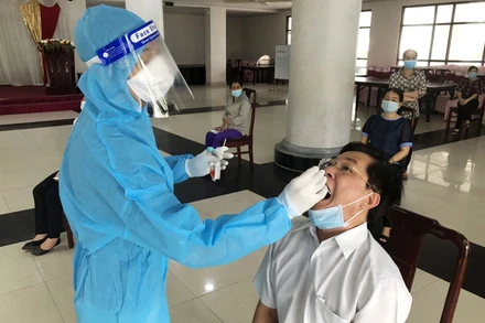 Sóc Trăng khẩn trương xét nghiệm và bảo đảm 100% giáo viên được tiêm phòng vaccine Covid-19 trước khi nhập học.