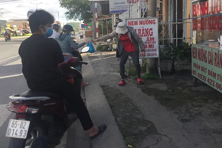 Cửa hàng bán đồ ăn, uống mang đi sau nới lỏng giãn cách ở phường An Bình, quận Ninh Kiều.