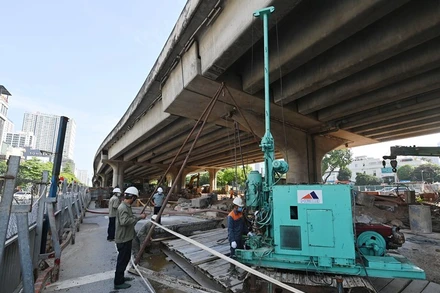 Công trình thi công đường vành đai 2 trên cao, đoạn từ cầu Mai Động đến Ngã tư vọng. (Ảnh: DUY LINH)