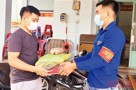 Hỗ trợ người dân trong dịch Covid-19 ở phường Tăng Nhơn Phú A, TP Thủ Đức, TP Hồ Chí Minh (Ảnh: Anh Tuấn).