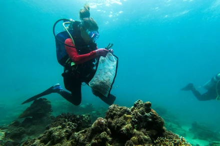  Huấn luyện viên lặn Carmela Sevilla cầm một túi lưới chứa đầy rác trong chuyến dọn rác dưới nước ở Bauan, tỉnh Batangas, Philippines, ngày 18/9. Ảnh: Reuters.