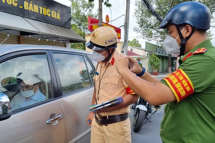 Lực lượng chức năng yêu cầu ông Chính xuống xe làm việc.