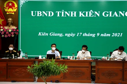 Phó Thủ tướng Vũ Đức Đam (giữa) tại buổi làm việc.