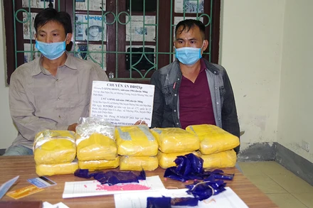 Pà và Sinh cùng tang vật là 60 nghìn viên ma túy tổng hợp.