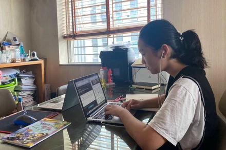 Một học sinh học trực tuyến ở TP Vinh.