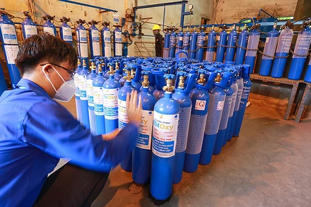 Các bình ATM oxy được kiểm tra lần cuối trước khi xuất xưởng, thực hiện nhiệm vụ cứu người. 