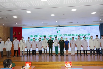 Các cán bộ y tế Bệnh viện Quân y 175 tăng cường cho Bệnh viện điều trị Covid-19 quận Gò Vấp. 