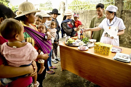 Hướng dẫn chăm sóc dinh dưỡng cho trẻ em (Ảnh: UNICEF Viet Nam\Trương Việt Hùng, chụp trước ngày 27/4/2021)