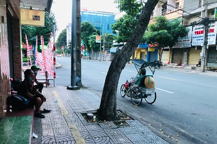 Nhiều người lang thang trên đường Cách mạng Tháng Tám, cách trụ sở UBND phường Thanh Bình, TP Biên Hòa (Đồng Nai) khoảng 400m vào 18 giờ ngày 5/9.