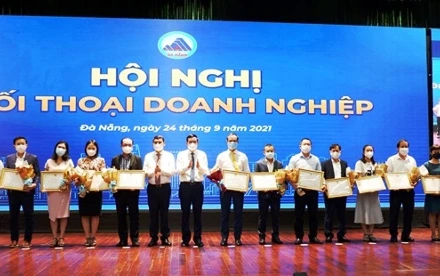 Tặng bằng khen cho các doanh nghiệp.