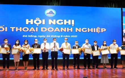 Tặng bằng khen cho các doanh nghiệp.