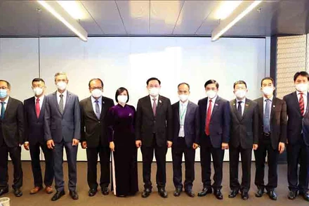 Chủ tịch Quốc hội Vương Đình Huệ và Đoàn công tác chụp ảnh lưu niệm với Đại sứ 6 nước. (Ảnh: quochoi.vn)