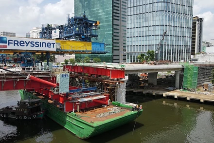 Phần dầm thép AS16, công trình cầu Thủ Thiêm 2 chuẩn bị lao phóng.