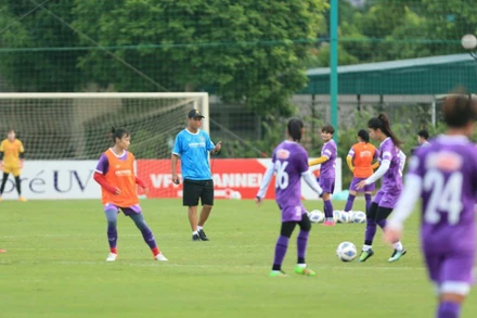 Thầy trò HLV Mai Đức Chung trong buổi tập cuối trước khi du đấu. (Ảnh: VFF)