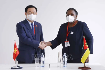 Chủ tịch Quốc hội Vương Đình Huệ tặng quà lưu niệm Chủ tịch Quốc hội Mozambique. (Ảnh: TTXVN) 