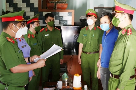 Công an Quảng Bình tống đạt quyết định khởi tố vụ án, khởi tố bị cán đối với Cao Tiến Dũng.