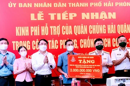 Đại diện lãnh đạo Quân chủng Hải Quân trao 2 tỷ đồng tặng TP Hải Phòng chống dịch Covid-19.