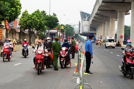 Đường Cầu Diễn hướng về khu vực nội đô đầu giờ sáng 7-9.